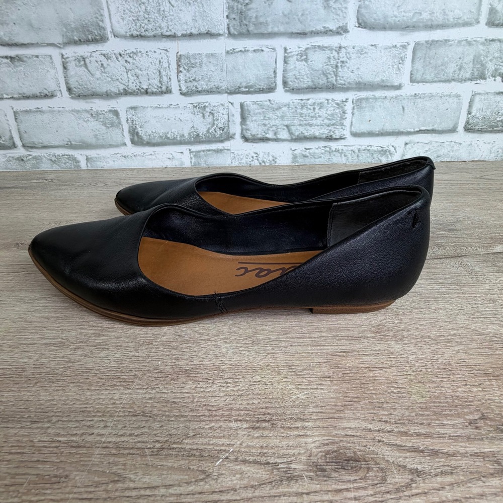 Zodiac Pointed Toe Black Leather Flats Size 8